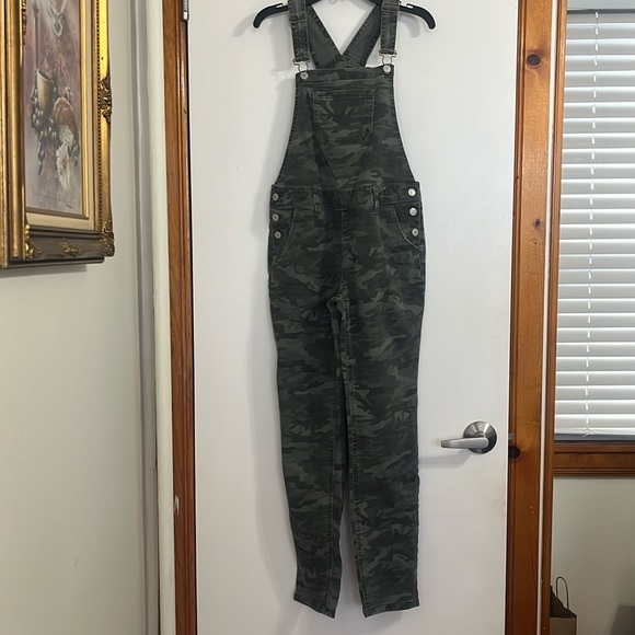 SO Girls Loose Fit Camouflage Overalls Size 16 and XS green long sleeve top - Picture 5 of 12